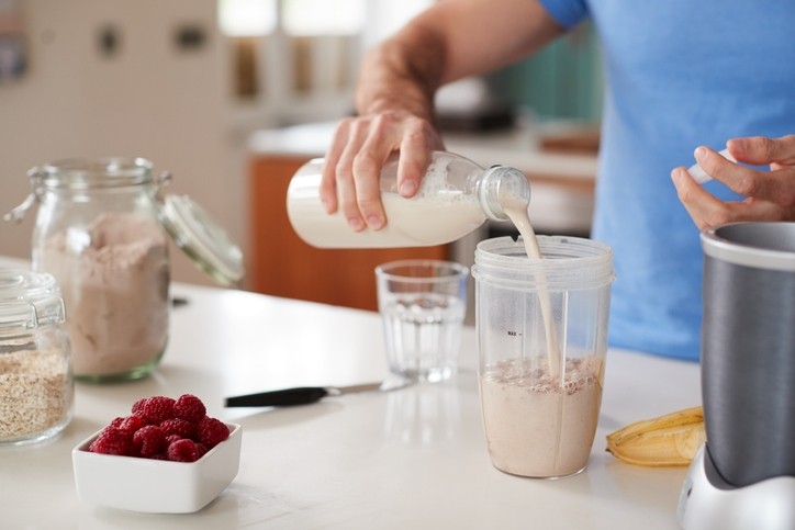 A person preparing a protein drink. © Getty Images 